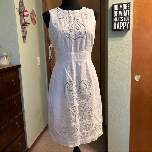 Maggy London Dresses & Skirts - Maggy London white linen blend sleeveless dress with cutout embroidery size 2